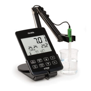 Multiparametro Hanna Instruments edge HI2020, vista frontale in misurazione con elettrodo in un becher