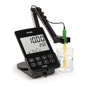 Multiparametro Hanna Instruments edge HI2030, vista frontale in misurazione con sonda di conducibilità inserita in un becher